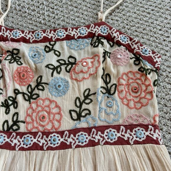 Elegant Floral Embroidered Maxi Dress - Picture 4 of 10